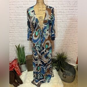 Ladies gorgeous maxi dress with sexy, plunging neckline, mod style 60’s vibe